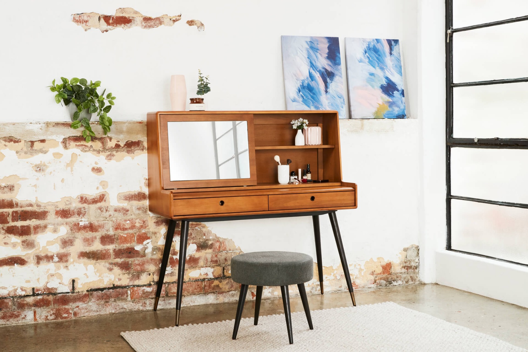 Retro-style desk with mirror